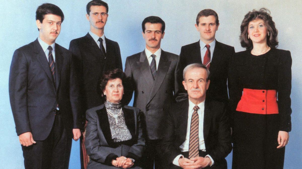 La familia Asad: sentados, Hafez y Anisa; arriba desde la izquierda, Maher, Bashar, Bassel, Majid y Bushra