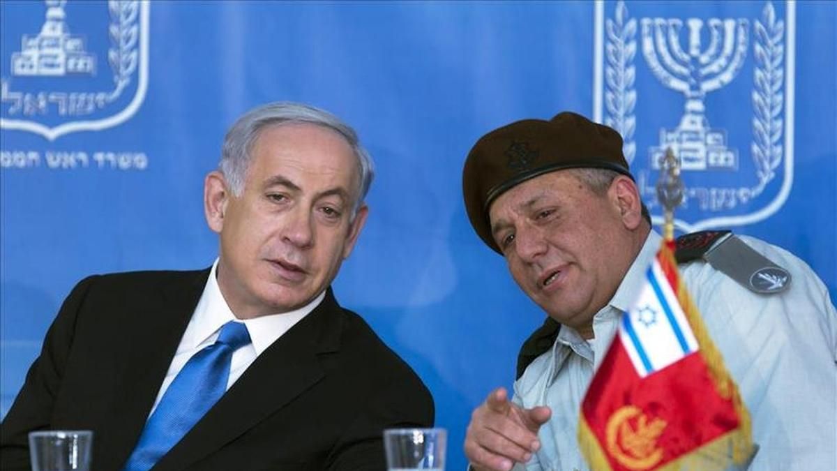 El general Gadi Eisenkot en una imagen de archivo junto a Netanyahu durante su ascenso a la jefatura de las Fuerzas Armadas de Israel