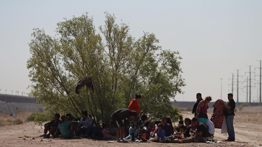Migrantes suben de nuevo a los trenes del norte de México ante crecientes operativos
