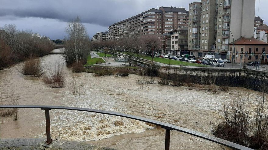 Alerta roja por desbordamientos en el río Cea en Sahagún mientras León cierra las pasarelas sobre el río Bernesga