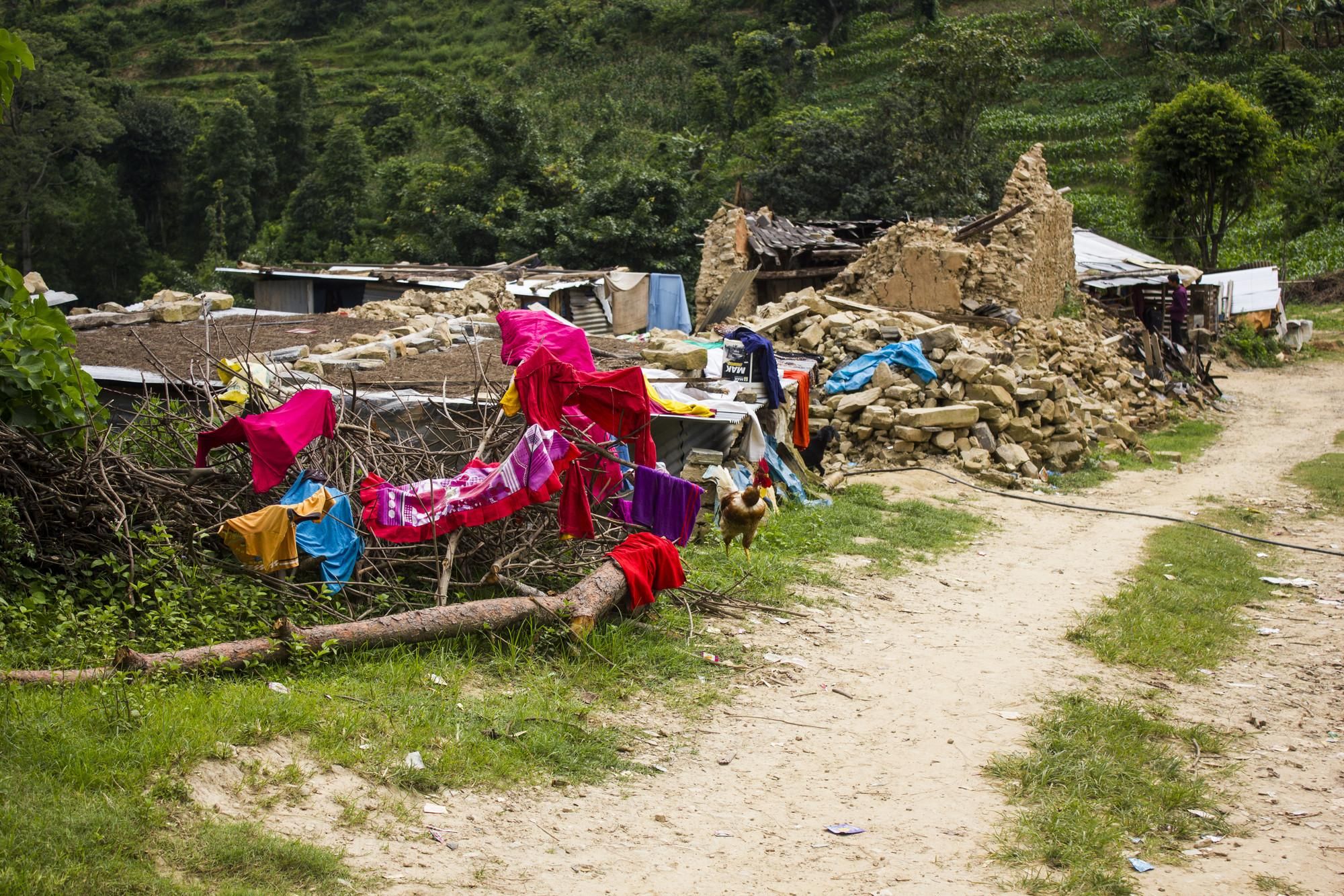 Casas derruidas en el distrito de Dhading. En este distrito la gente sigue viviendo en tiendas de campaña y casas temporales que no soportan los mozones o los meses de invierno. Foto: Sandy Mauron / Save the Children