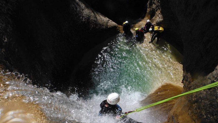 Herido un hombre al caer de una altura de diez metros a una cueva practicando barranquismo en Cabrales