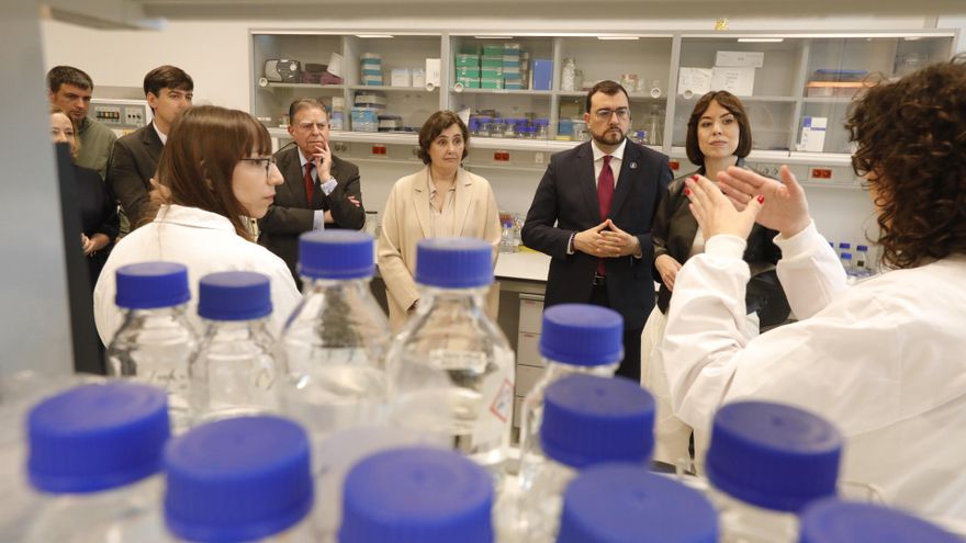 La ministra de Ciencia, Innovación y Universidades, Diana Morant (1d),  el presidente del Principado de Asturias, Adrián Barbón (2d), durante la inauguración de  la nueva sede del Instituto de Productos Lácteos (IPLA), a 15 de mayo de 2025, en Oviedo, Ast