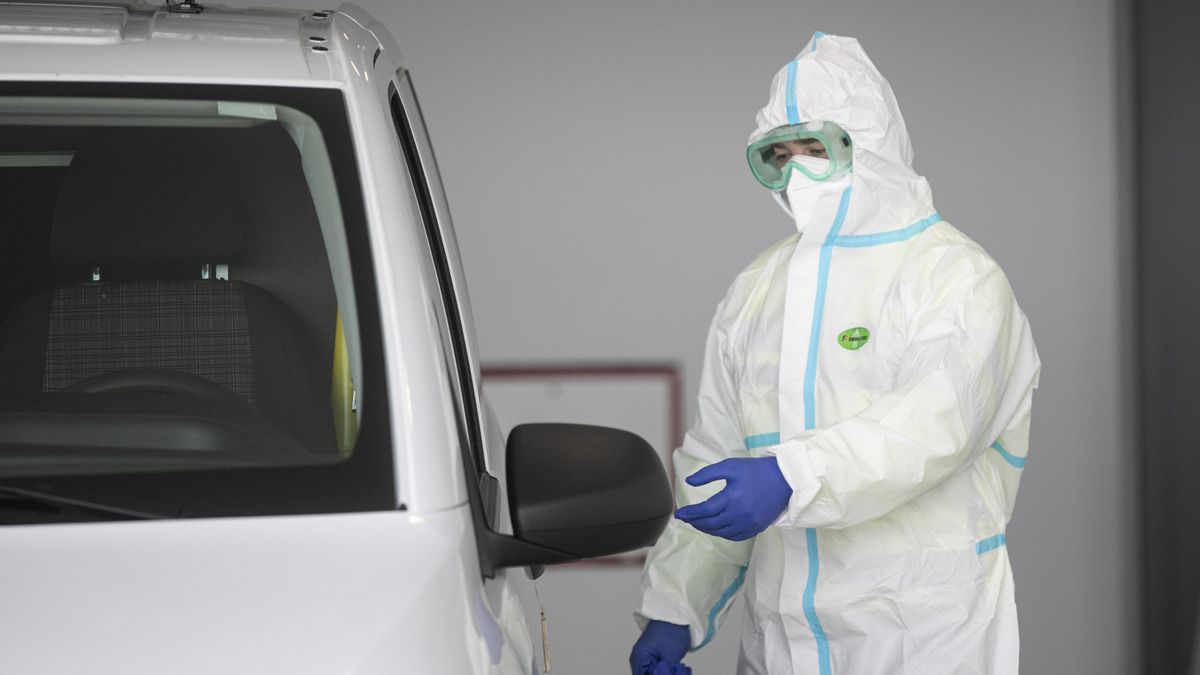 Personal sanitario con traje EPI durante el ingreso de un paciente covid-19.