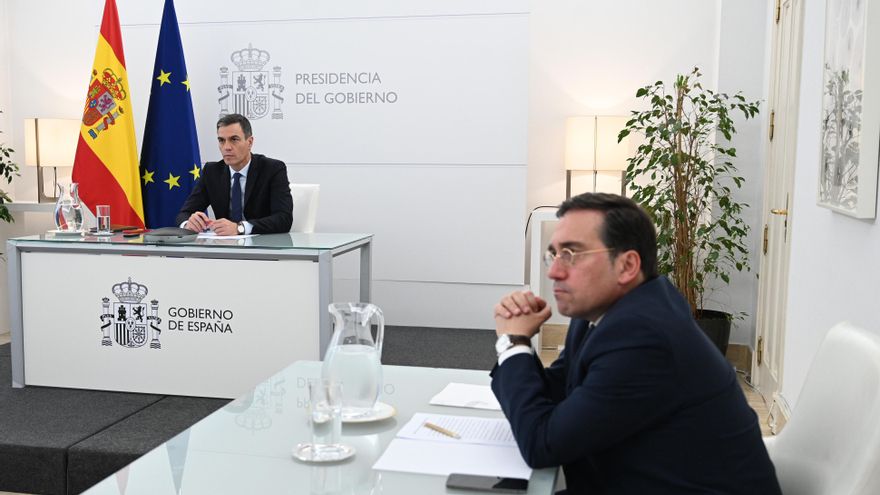 Pedro Sánchez y el ministro de Exteriores, José Manuel Albares, durante la videoconferencia de los 27.