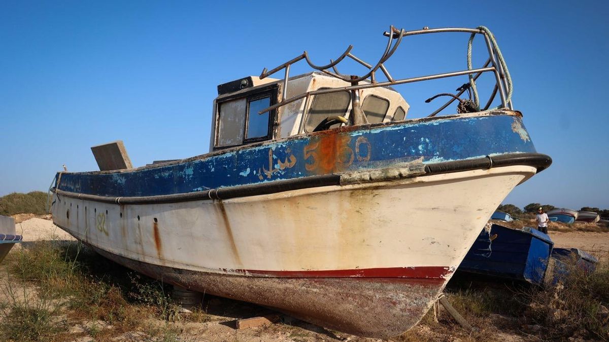Algunas pateras parecen flotar en un mar invisible, como si fueran barcos abandonados en el Aral postsoviético.