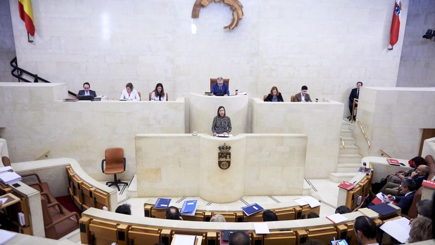 La consejera socialista de Economía y Hacienda de Cantabria, María Sánchez, interviene durante una sesión plenaria en el Parlamento sobre presupuestos