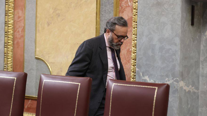 El diputado de Vox José María Sánchez tras discutir con el vicepresidente de la cámara, Alfonso Rodríguez Gómez de Celis durante el Pleno del Congreso de los Diputados que se celebra este martes en Madrid. EFE/ Víctor Lerena