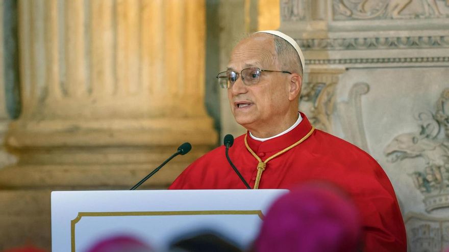 El papa León XIV pronuncia un discurso en el Salón de las Columnas durante el acto de bienvenida oficial al Sumo Pontífice que tiene lugar este sábado en el Palacio Real. EFE/J.J. Guillén POOL