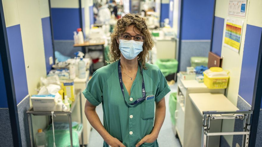 Mónica Rosell, una de las dos celadoras que atienden a los pacientes de COVID.