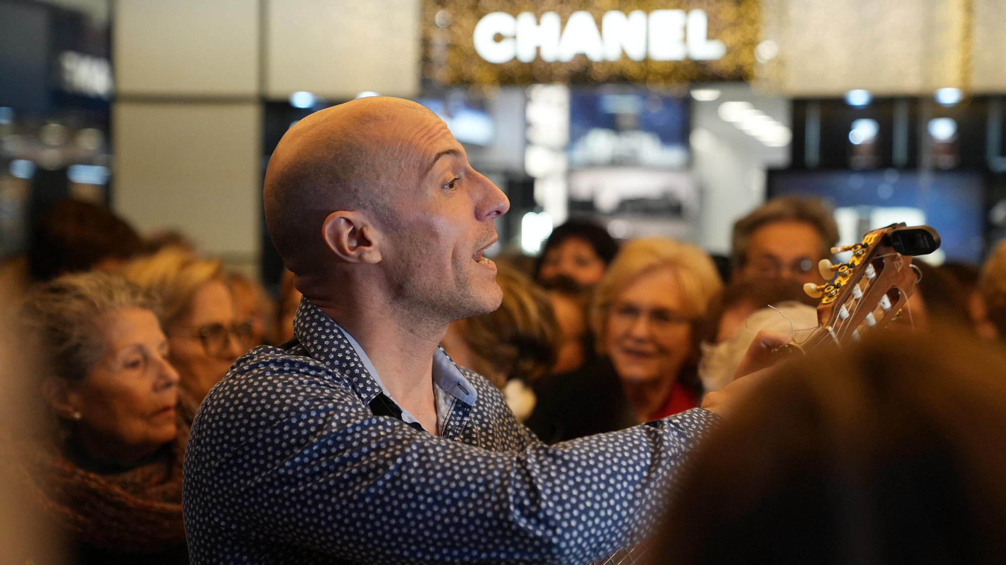 Los mayores participan en un recorrido urbano en autobuses turísticos dentro de la actividad “Coro de Coros”.