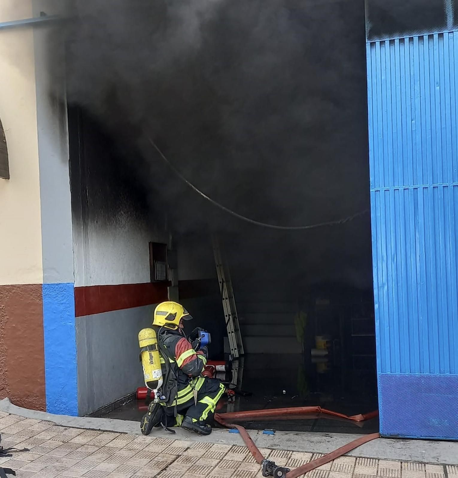 Imagen de archivo de un bombero voluntario de La Palma en la extinción de un incendio.