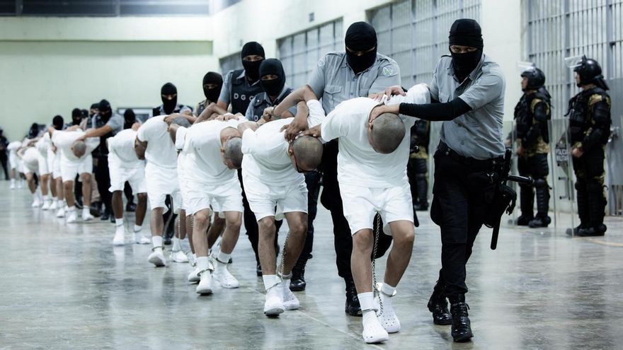 Trump deporta a cientos de venezolanos a El Salvador pese a que un juez ordenó no hacerlo