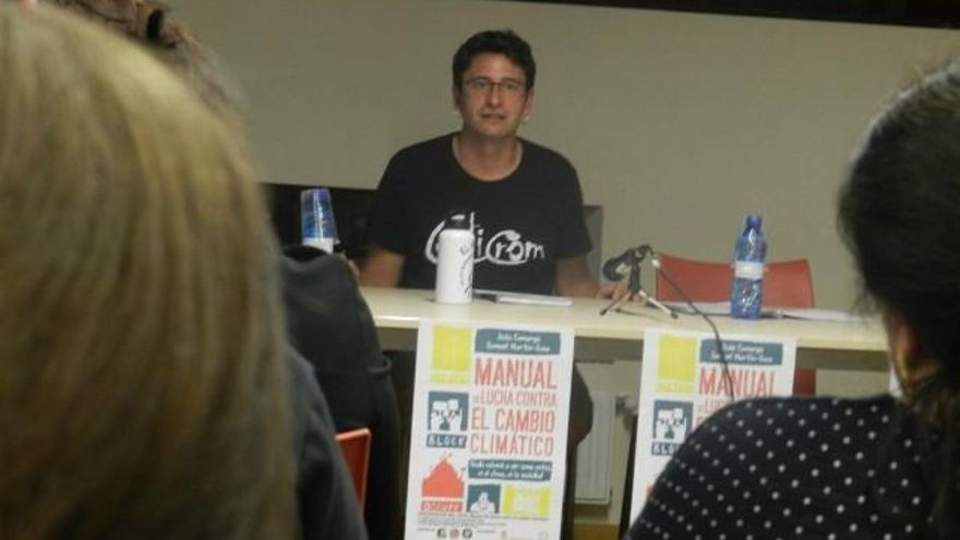 Samuel Martín Sosa en primer plano presentando el libro en León en la biblioteca pública Padre Isla.