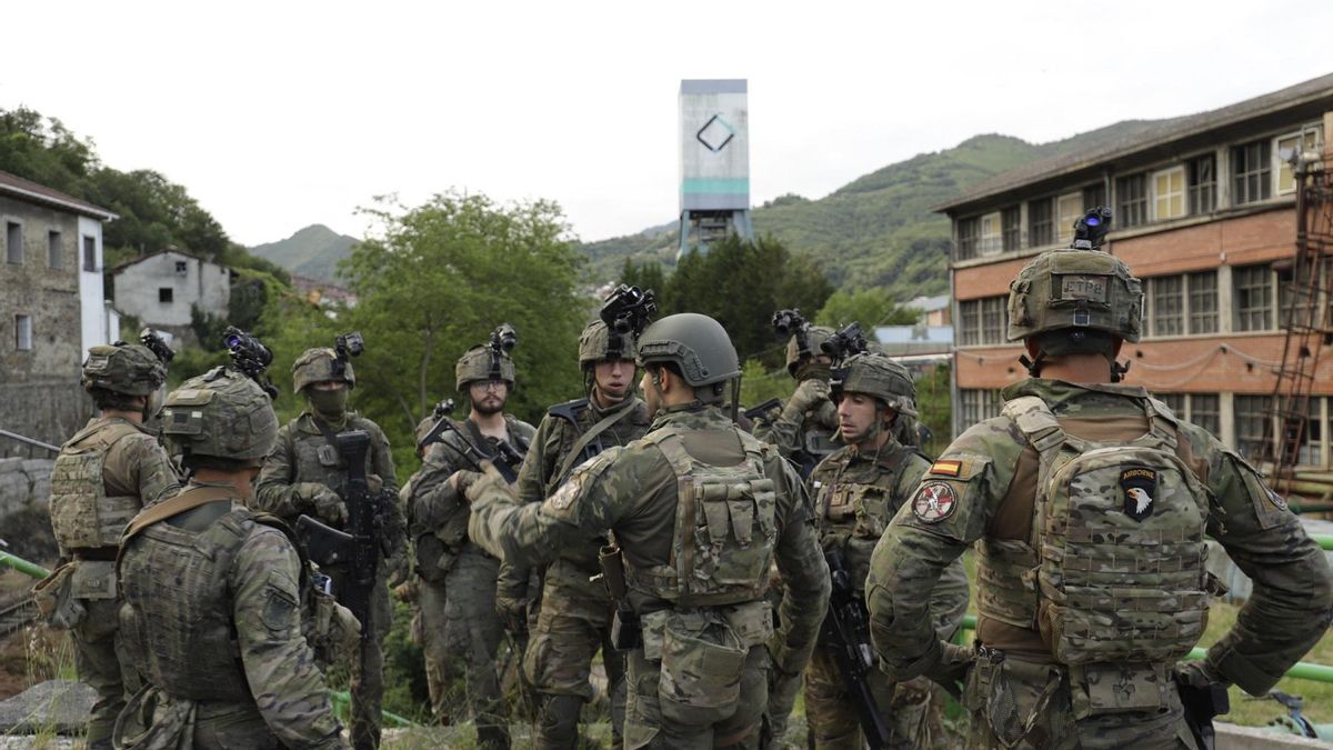 Los militares, en el exterior del Pozo Santiago, en el concejo asturiano de Aller, en la comarca del Caudal.