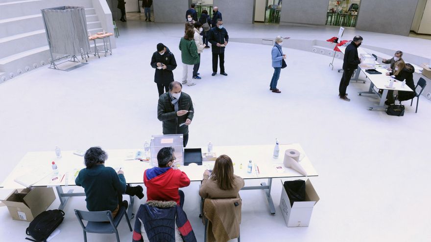 Vista de un colegio electoral en Valladolid, durante las elecciones celebradas este domingo.