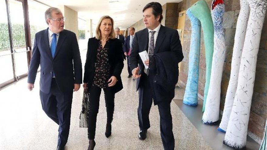 La consejera de Economía y Hacienda, Pilar del Olmo, informa sobre el Marco General de Actuación para el impulso del proyecto de reindustrialización de la actividad de Villadangos del Páramo. En la imagen, junto al presidente de Network Steel, Óscar Heckh, y al alcalde de León, Antonio Silván. / Miriam Chacón / ICAL