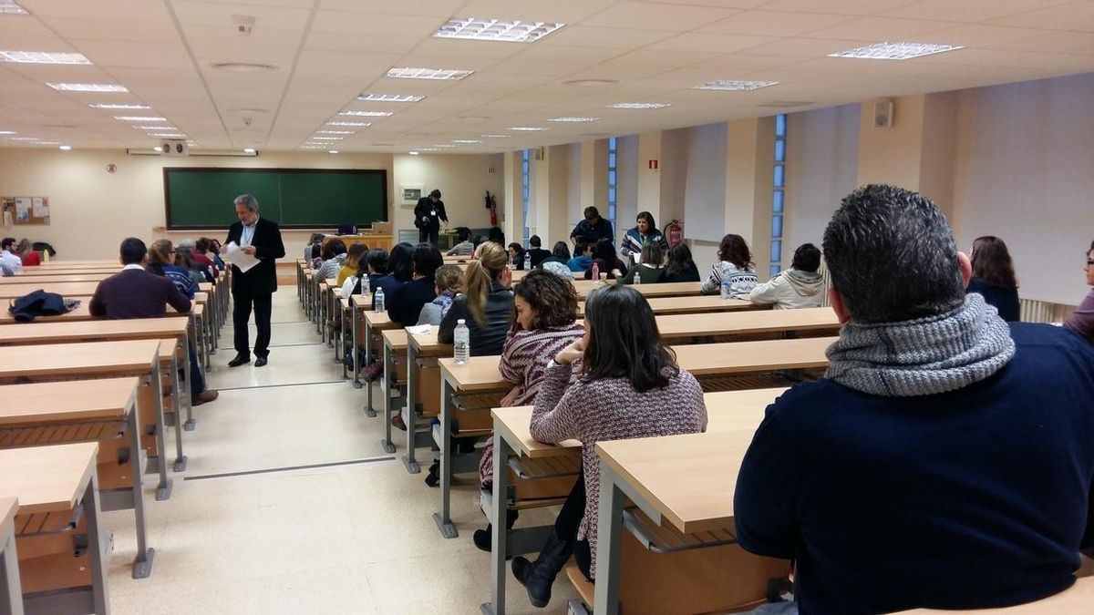 Opositores durante el examen.