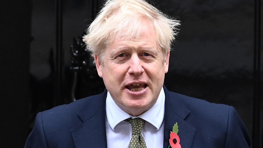 El primer ministro británico, Boris Johnson, contempla decretar un nuevo confinamiento nacional la próxima semana ante el alarmante crecimiento de casos positivos de covid-19 en el país en los últimos días, según el diario "The Times". EPA/FACUNDO ARRIZABALAGA/Archivo