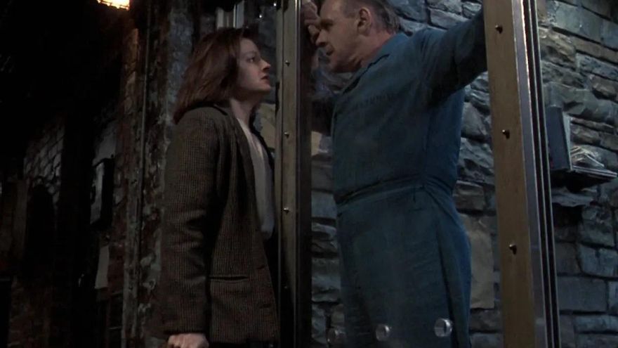 Clarice Sterling (Jodie Foster) intenta extraer información del doctor Lecter a través de tensos diálogos
