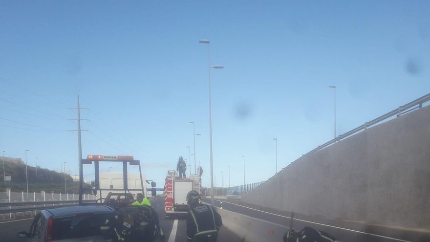 Bomberos de Tenerife colabora en el accidente de un vehículo en Tabaiba