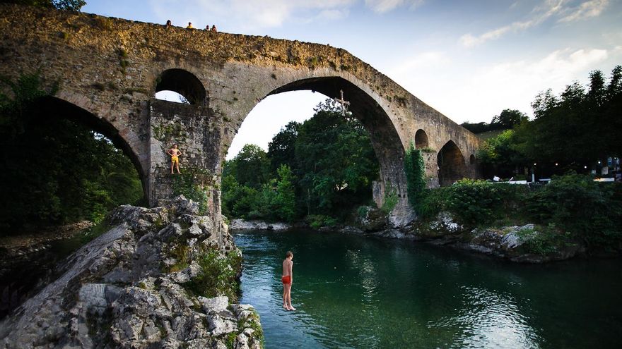 A Ponte Asturiana, que nunca foi romana e se tornou um símbolo do principado.