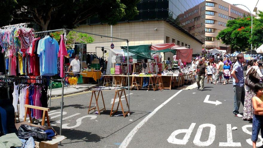 El rastro de Santa Cruz de Tenerife vuelve a abrir este domingo en una nueva ubicación y con medidas sanitarias