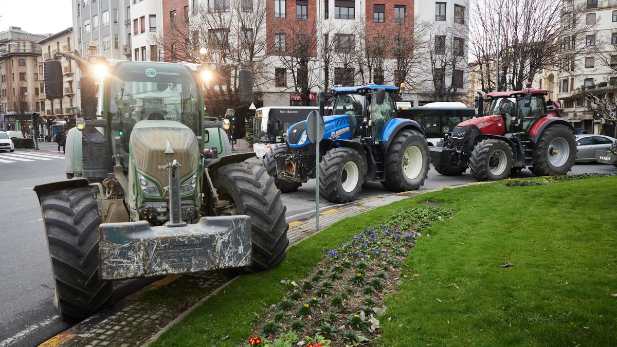 Agricultores durante una manifestación de tractores por el centro de Pamplona