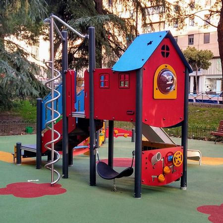 Estructura infantil en los jardines de Andrés Saborit