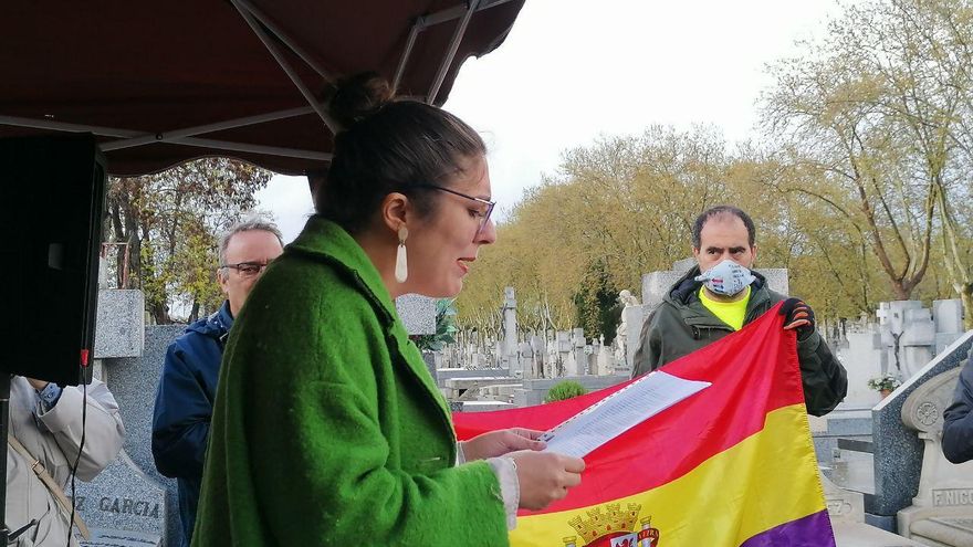 Lucía Álvarez leyendo en el homenaje a los fusilados.