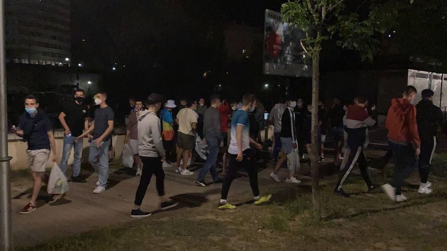 Jóvenes y adolescentes se preparan para el botellón en la zona de Moreras (Valladolid).