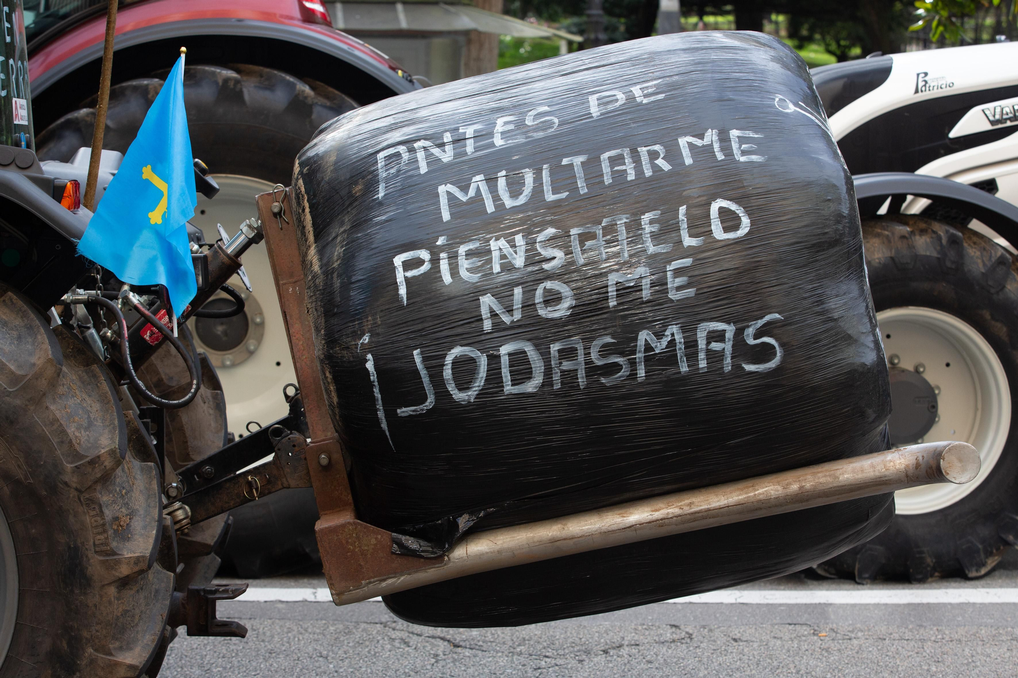 Silo de hierba utilizado de pancarta reivindicativa