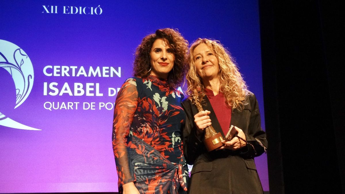 La alcaldesa Cristina Mora y Chelo Álvarez, de la asociación Alana, recogiendo el premio de Cristina Almeida.