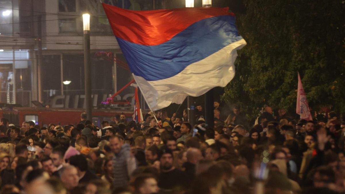 Calles repletas en la capital de Serbia para celebrar el triunfo electoral de la Lista de los Estudiantes este domingo.