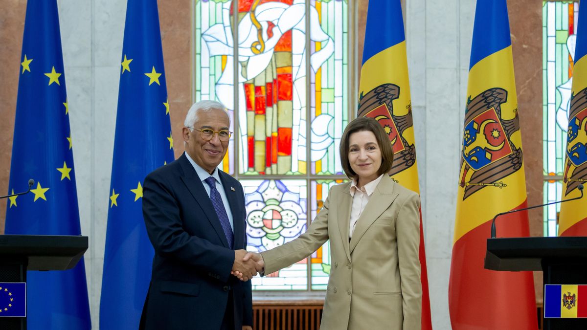 La presidenta de Moldavia, Maia Sandu, recibe al presidente del Consejo Europeo, António Costa, en Chisinau el pasado mes de marzo.