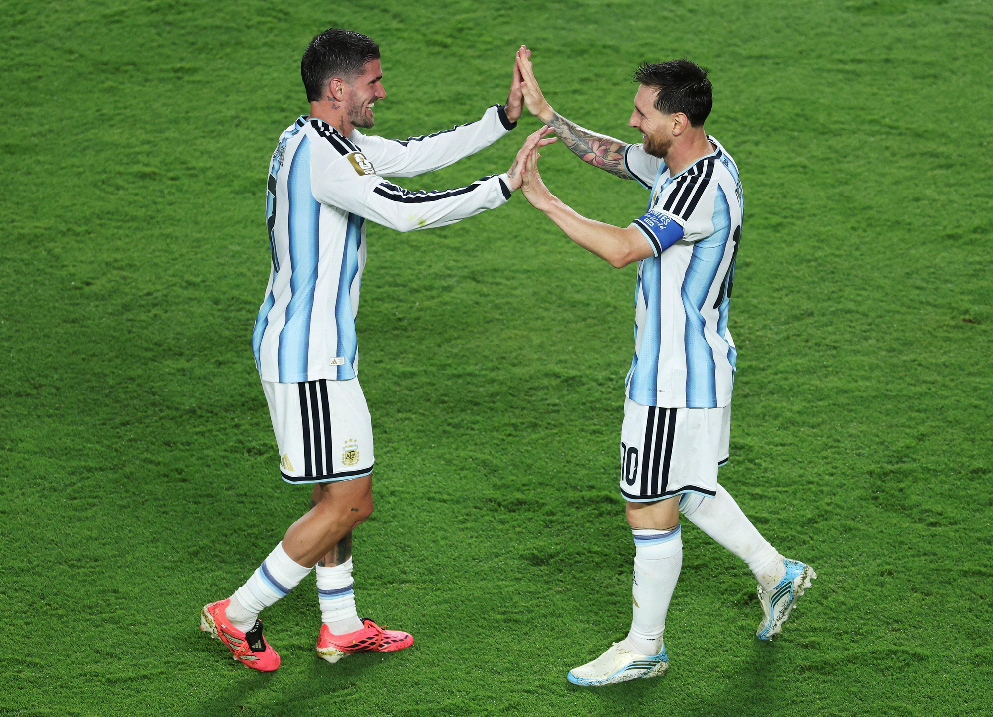 Rodrigo de Paul y Lionel Messi durante el partido contra Argelia. El 7 de la Selección volvió mostrar el ritmo trepidante y abrasivo con el que deslumbró en Qatar 2022.