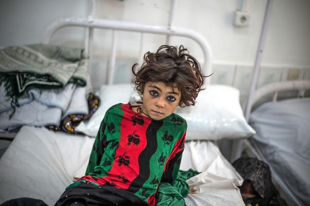 Una niña espera en la sala de urgencias del hospital de Boost, en Lashkar Gah, (Helmand), en el sur de Afganistán. Allí MSF cuenta con uno de los tres hospitales de referencia del país y que apoya desde hace siete años. Gracias al personal -700 personas contratadas localmente y 25 de origen internacional-, ofrece asistencia pediátrica y de maternidad, servicios de cirugía, medicina interna, urgencias y cuidados intensivos. Además, apoyan el diagnóstico y seguimiento de pacientes con tuberculosis, enfermedad que constituye una importante amenaza para la salud pública en Afganistán y a la que sin embargo se presta poca atención. © Kadir Van Lohuizen/Noor