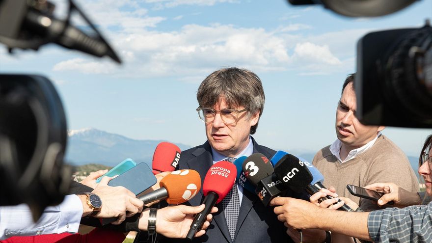 El expresidente de la Generalitat de Catalunya y candidato de Junts a las elecciones catalanas, Carles Puigdemont, realiza unas declaraciones a la prensa, en el Castillo de La Roca d’Albera, a 12 de mayo de 2024, en Laroque-des-Albères (Francia)