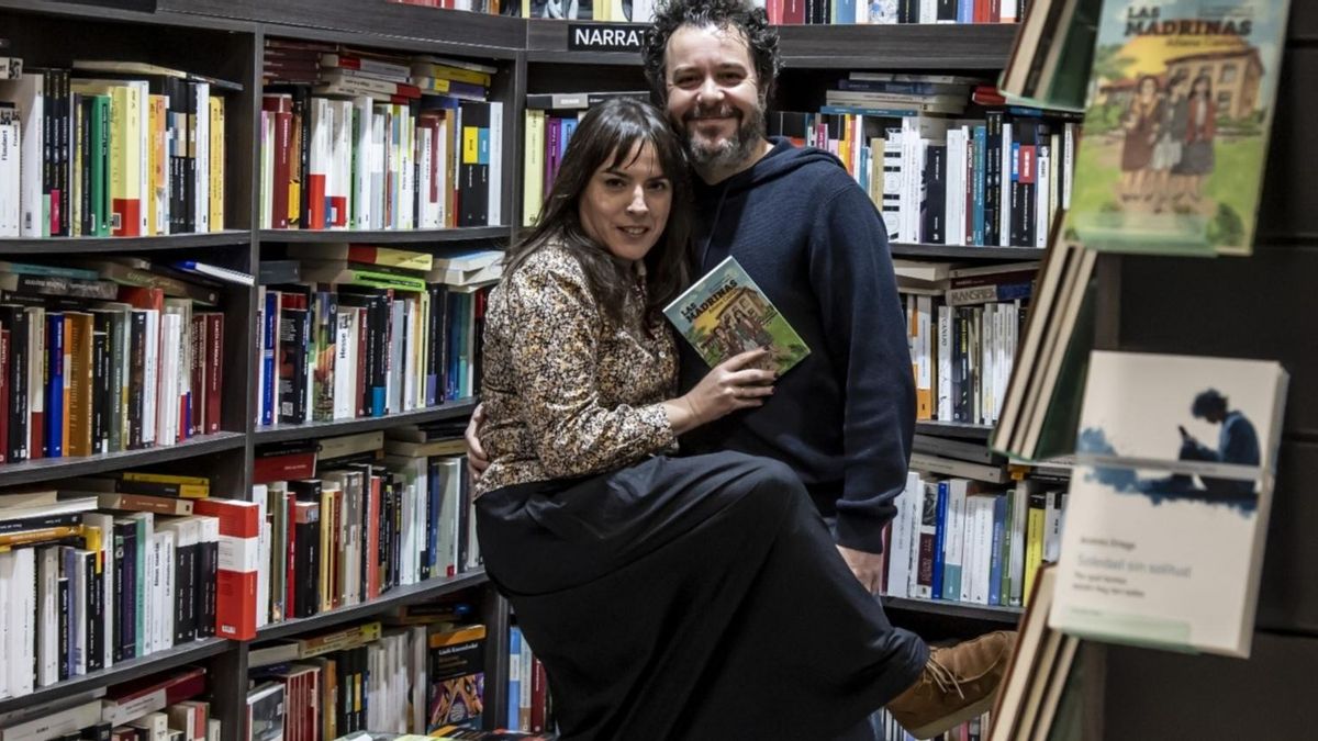 Aitana Castaño con su libro "Las madrinas" y su editor Jorge Salvador, en un gesto de complicidad, en la librería Matadero Uno de Oviedo.