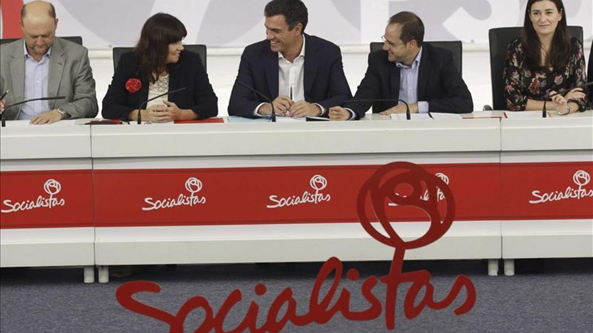 El PSOE pide a Rajoy que convoque a los partidos para reformar la Constitución