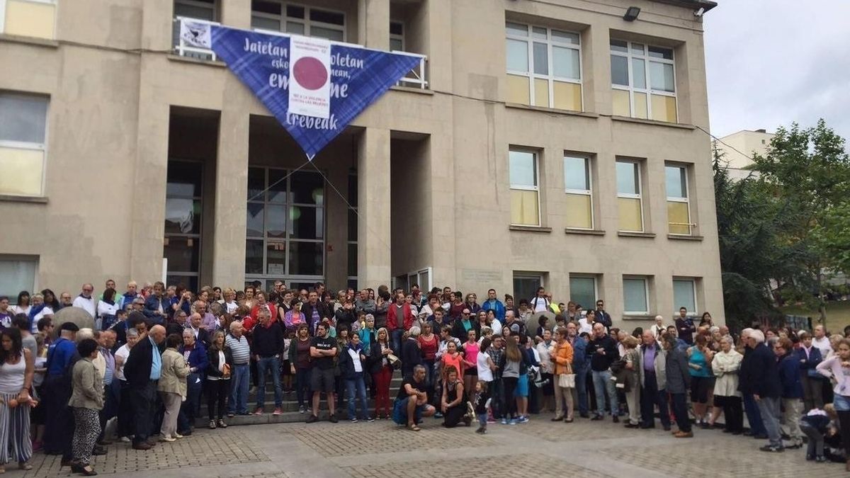 Vecinos de Sopela (Bizkaia) se concentran en protesta por el intento de agresión sexual a una joven de 19 años