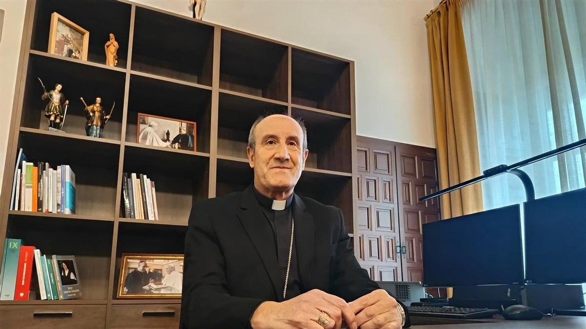 El obispo de Córdoba, Jesús Fernández, en su despacho.