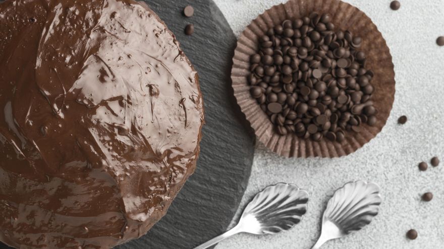 La tradicional tarta de la abuela con bizcochos de soletilla y chocolate para volver a la infancia