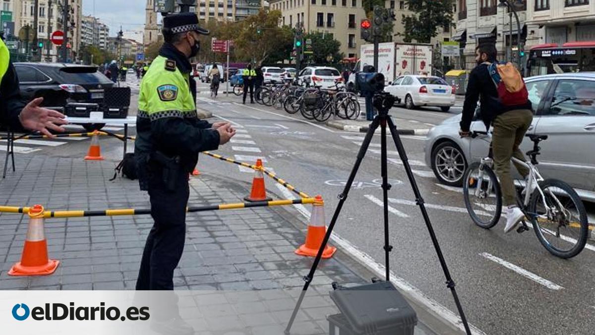 Un policía instala un radar para controlar la velocidad de los patinetes.