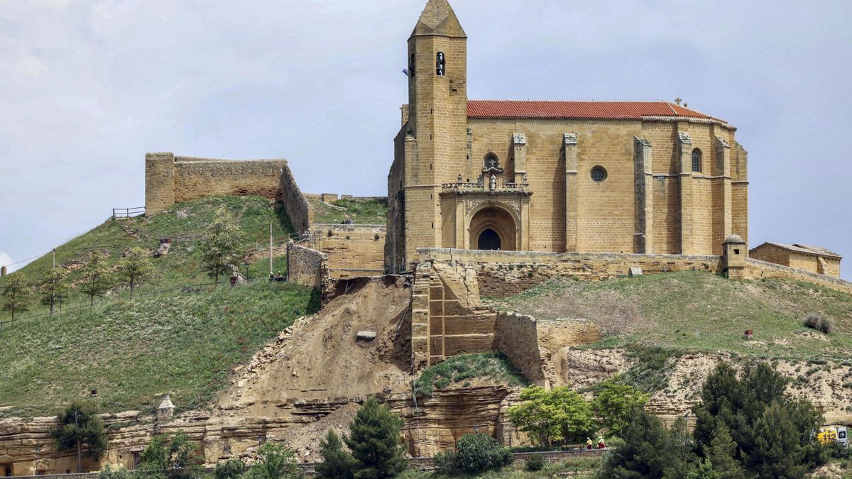 Una parte de la muralla que rodea al castillo del municipio riojano de San Vicente de la Sonsierra, situada en una plaza frente a la puerta de la iglesia de Santa María la Mayor, se ha derrumbado este jueves, al parecer, por las abundantes lluvias caídas en los últimos días, sin que haya causado daños personales. EFE/ Raquel Manzanares