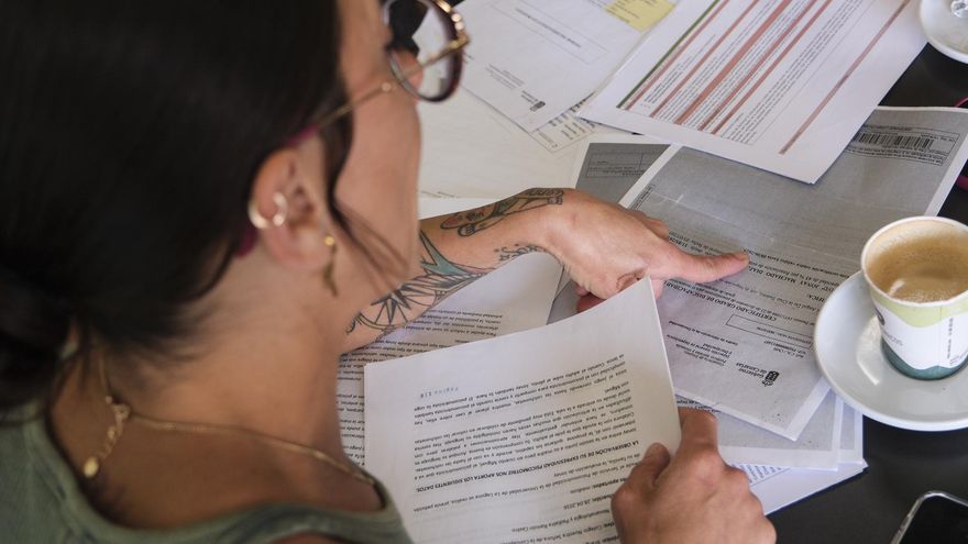 Brangeli, madre de Jonay, un niño que padece la enfermedad rara Ehlers Danlis tipo IV, muestra los documentos y certificados médicos de su hijo