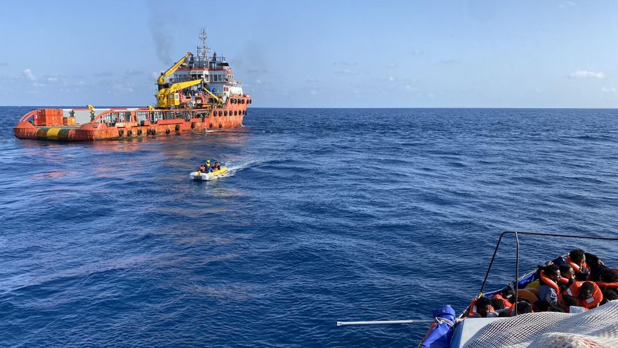 Rescatados por ONG los 32 migrantes abandonados en plataforma petrolífera Mediterráneo