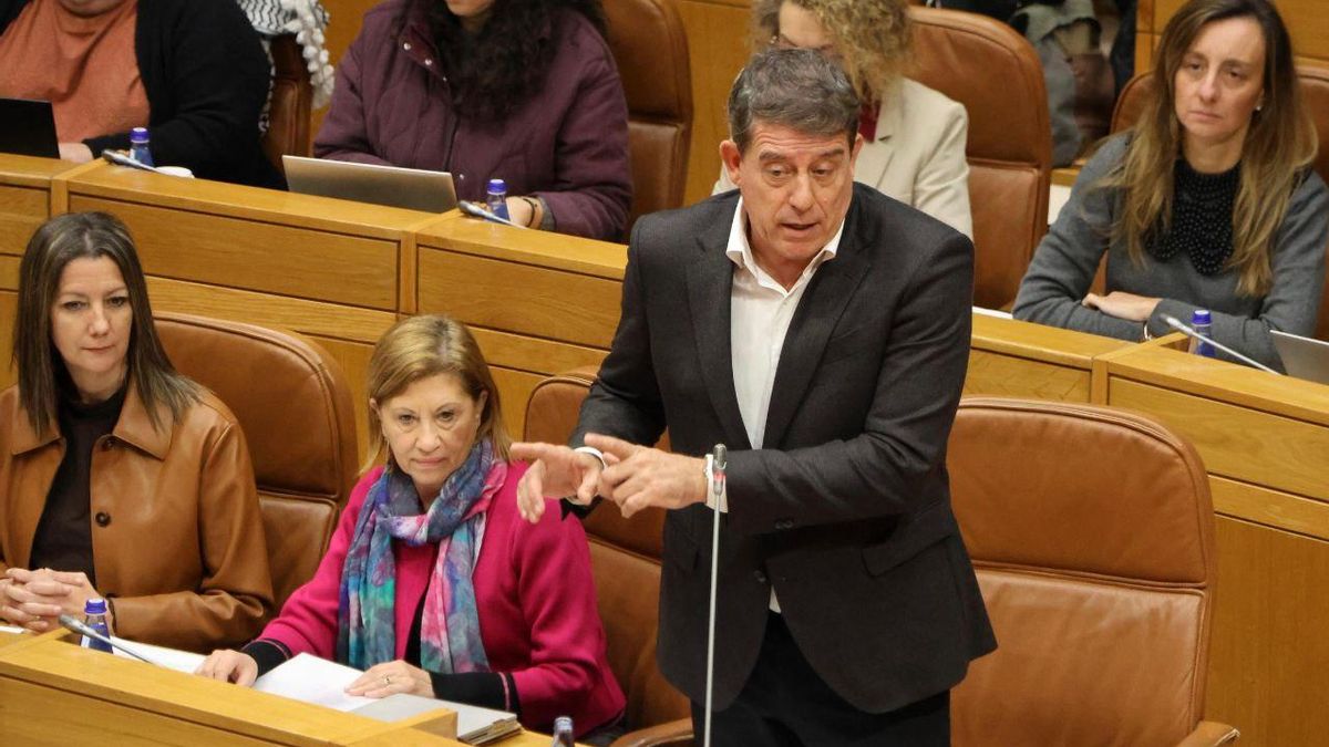 El lider del Partido Socialista en Galicia, José Ramón Gómez Besteiro, durante la sesión de control al presidente de la Xunta en el Parlamento autonómico
