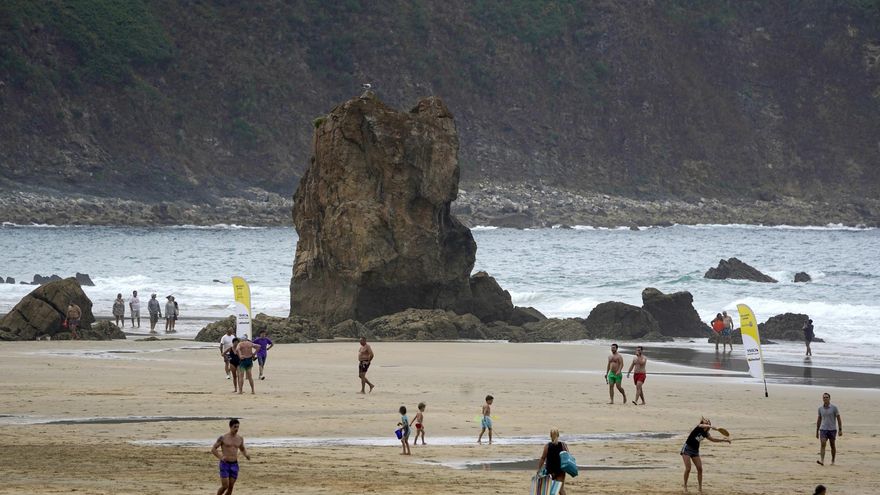 Alerta por la presencia de la presencia de medusas y carabelas portuguesas en las playas asturianas