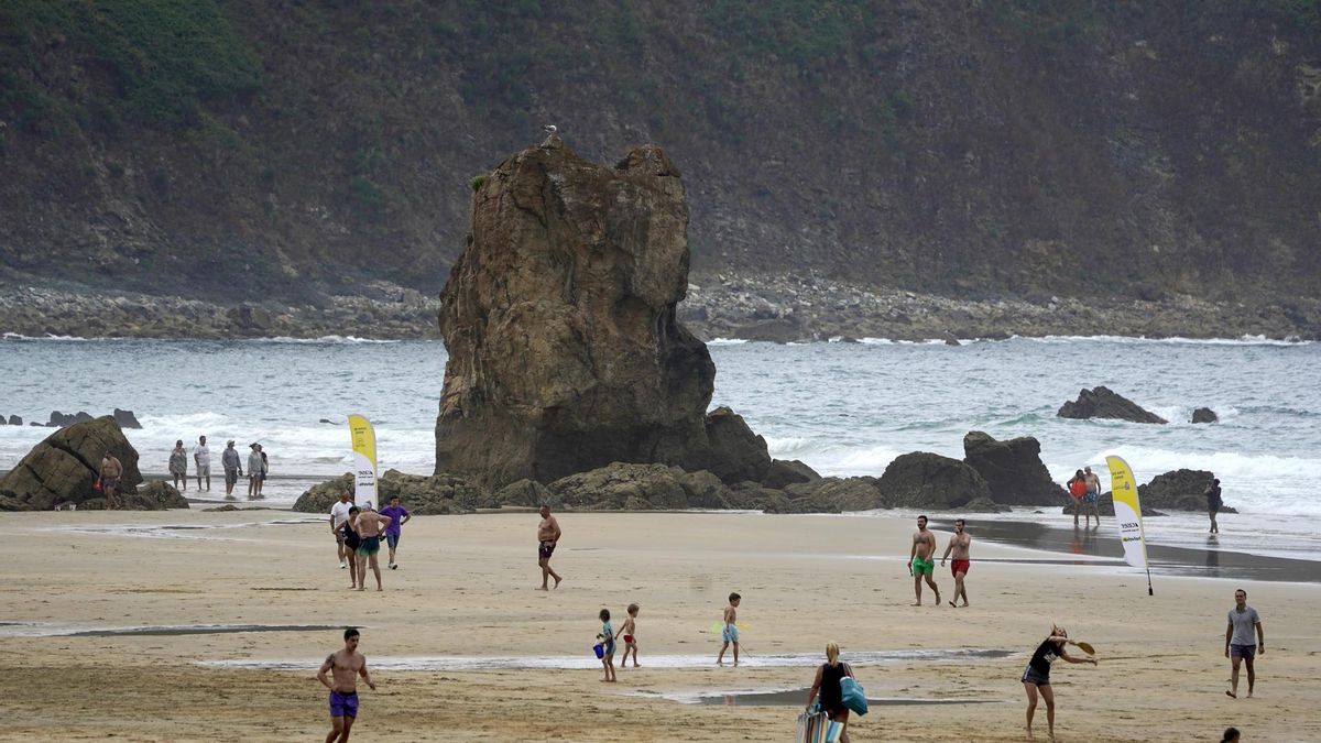 Bañistas a orilla de la playa de El Aguilar este sábado.